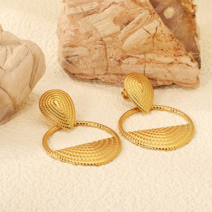 Elegant Gold-Toned Geometric Earrings for Any Occasion