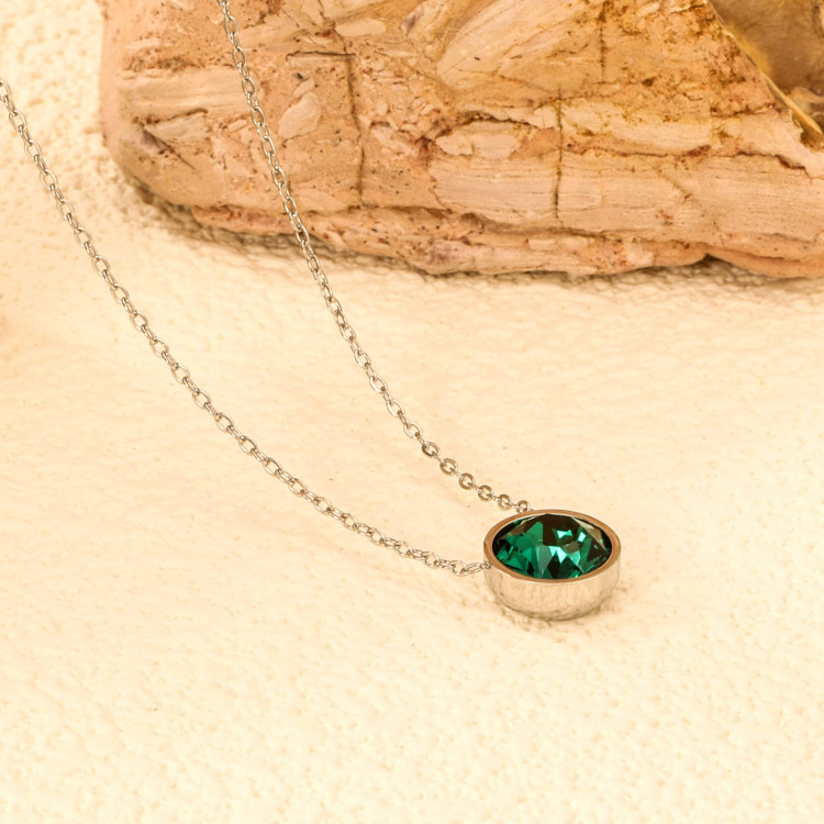 Emerald Green Pendant Necklace - Modern Elegance