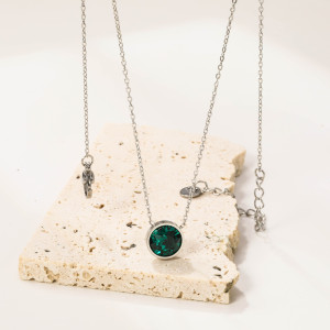 Emerald Green Pendant Necklace - Modern Elegance