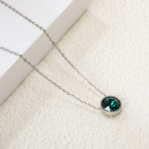 Emerald Green Pendant Necklace - Modern Elegance