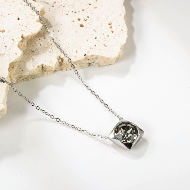 Elegant Geometric Pendant Necklace - Modern Sophistication