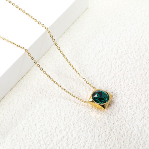 Elegant Emerald Pendant Necklace - Modern Gold Design