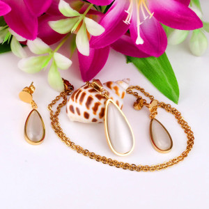 Elegant Gold-Tone Jewelry Set: Pendant, Earrings & Bracelet