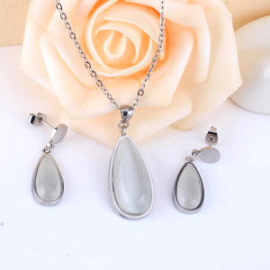 Elegant Teardrop Jewelry Set: Necklace & Earrings