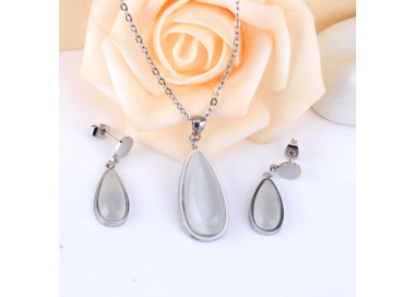 Elegant Teardrop Jewelry Set: Necklace & Earrings