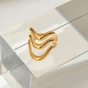 Stylish Gold-Tone Wavy Ring - Modern Elegance for You